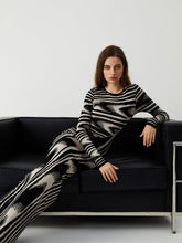 Langärmliges Pulloverkleid mit Zebramuster